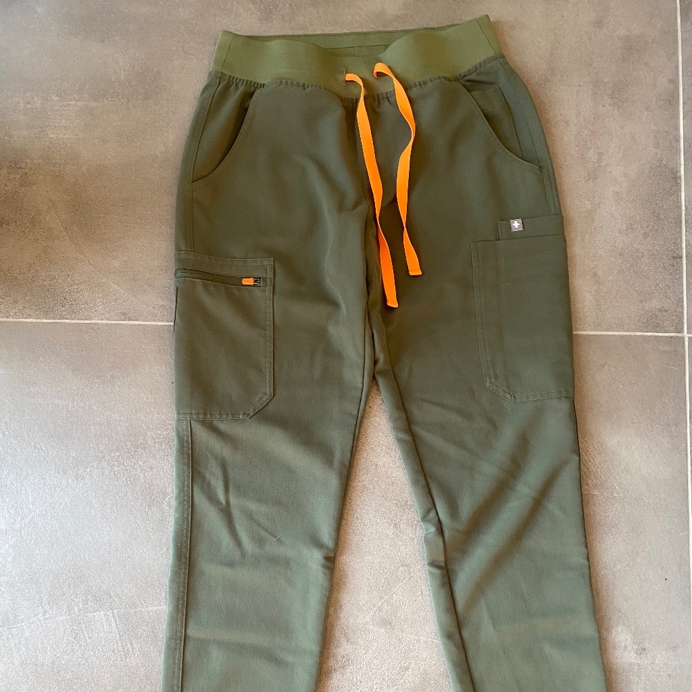 Figs Yola Skinny Scrub Pants in Moss